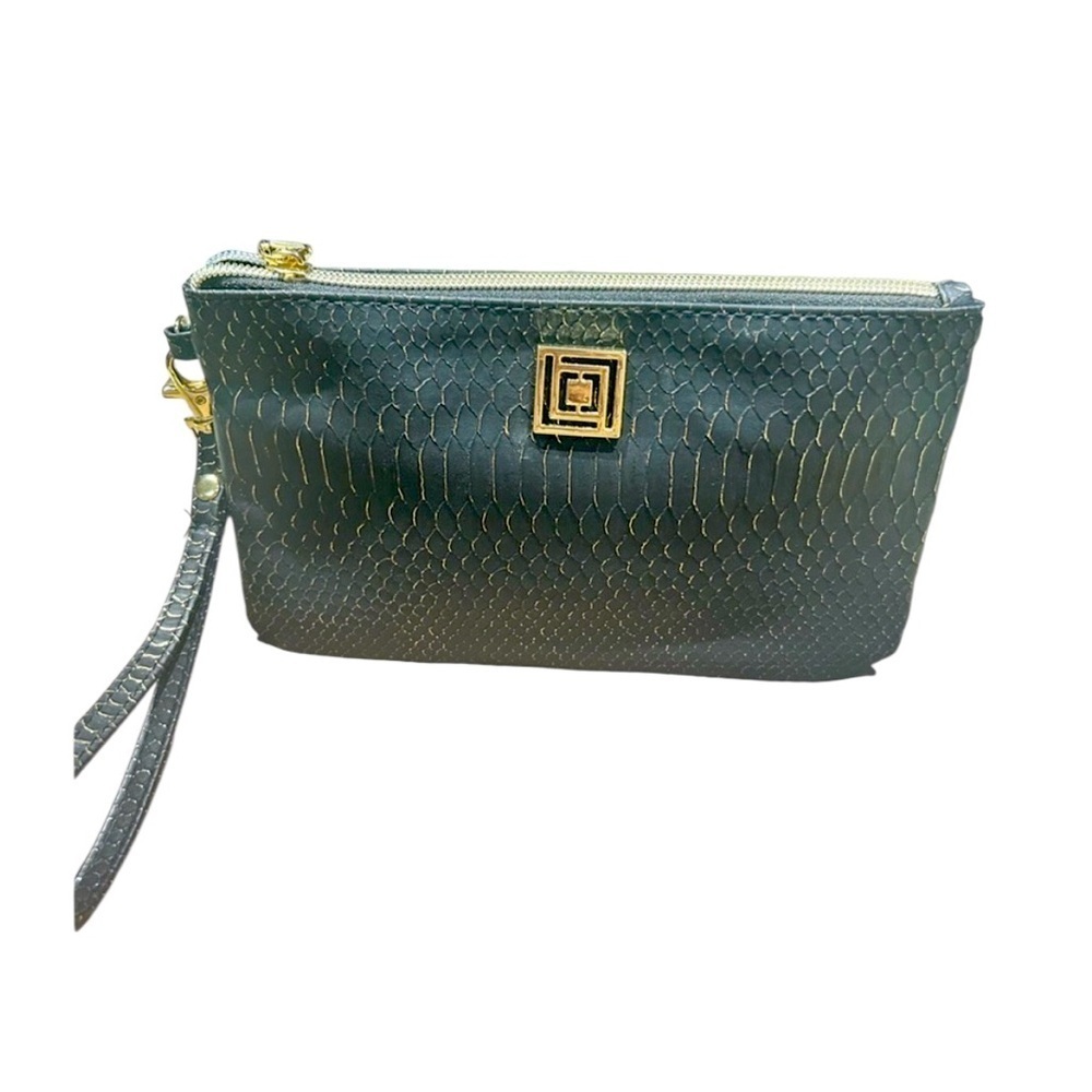 ☀️Liz Claiborne Black and Gold Textured charging iPhone clutch